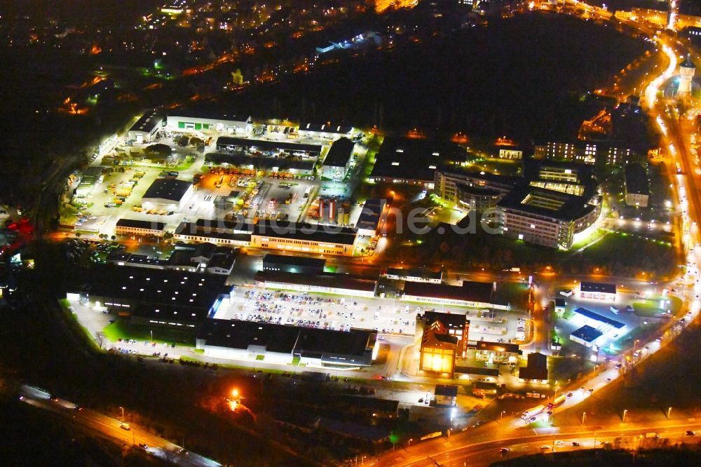 Halle (Saale) bei Nacht aus der Vogelperspektive: Nachtluftbild Gelände Müll- und Recycling- Sortieranlage der Wertstoffmarkt - Hallesche Wasser und Stadtwirtschaft in Halle (Saale) im Bundesland Sachsen-Anhalt, Deutschland