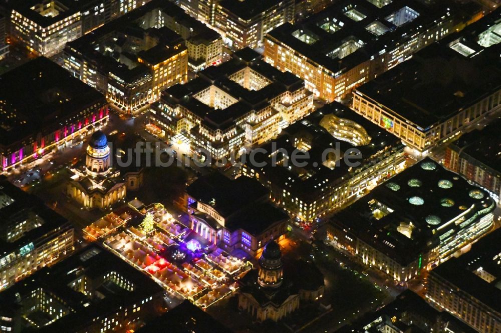 Berlin bei Nacht aus der Vogelperspektive: Nachtluftbild Gendarmenmarkt mit dem Gebäude- Ensemble Deutscher und Französischer Dom, Schauspielhaus in Berlin Mitte