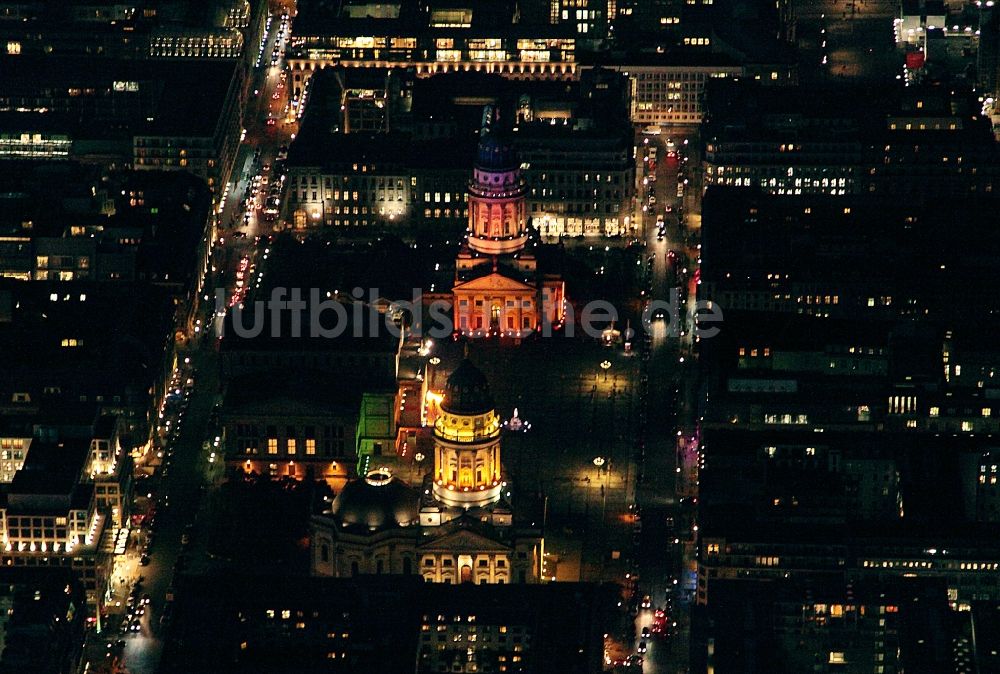 Nacht-Luftaufnahme Berlin - Gendarmenmarkt mit dem Gebäudeensemble Deutscher und Französischer Dom, Schauspielhaus bei Nacht in Berlin Mitte