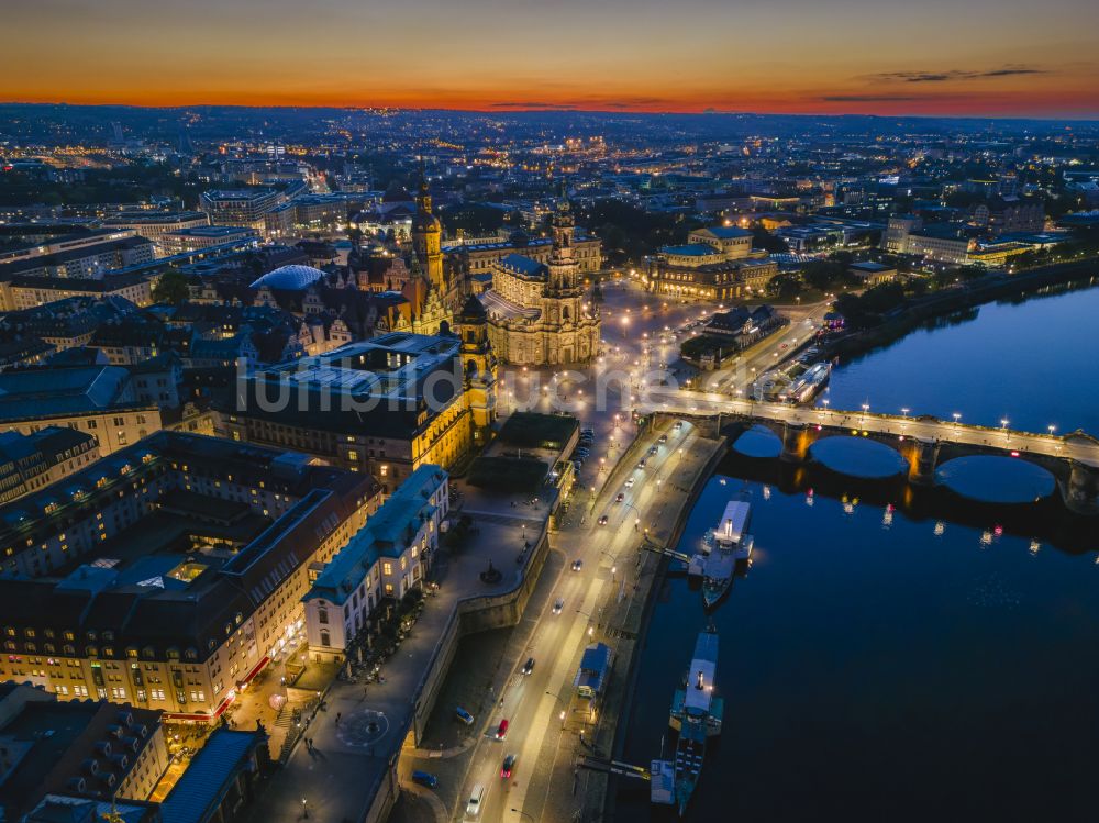 Nacht-Luftaufnahme Dresden - Nachtluftbild Gerichts- Gebäudekomplex Oberlandesgericht in Dresden im Bundesland Sachsen, Deutschland