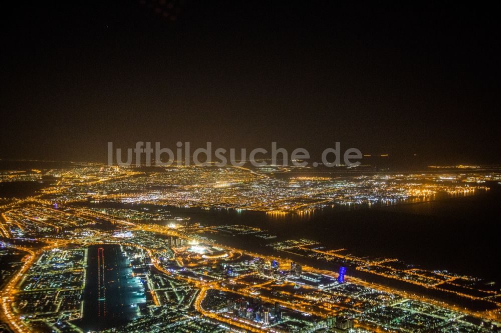 Abu Dhabi bei Nacht aus der Vogelperspektive: Nachtluftbild Gesamtübersicht und Stadtgebiet mit Außenbezirken und Innenstadtbereich in Abu Dhabi in Vereinigte Arabische Emirate