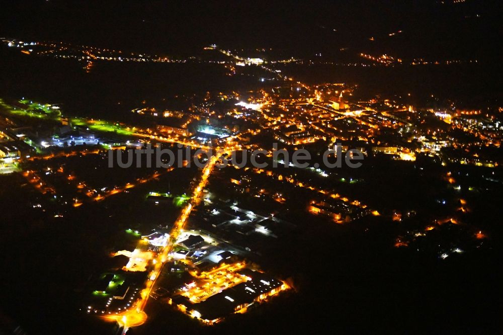 Beeskow bei Nacht aus der Vogelperspektive: Nachtluftbild Gesamtübersicht und Stadtgebiet mit Außenbezirken und Innenstadtbereich in Beeskow im Bundesland Brandenburg, Deutschland