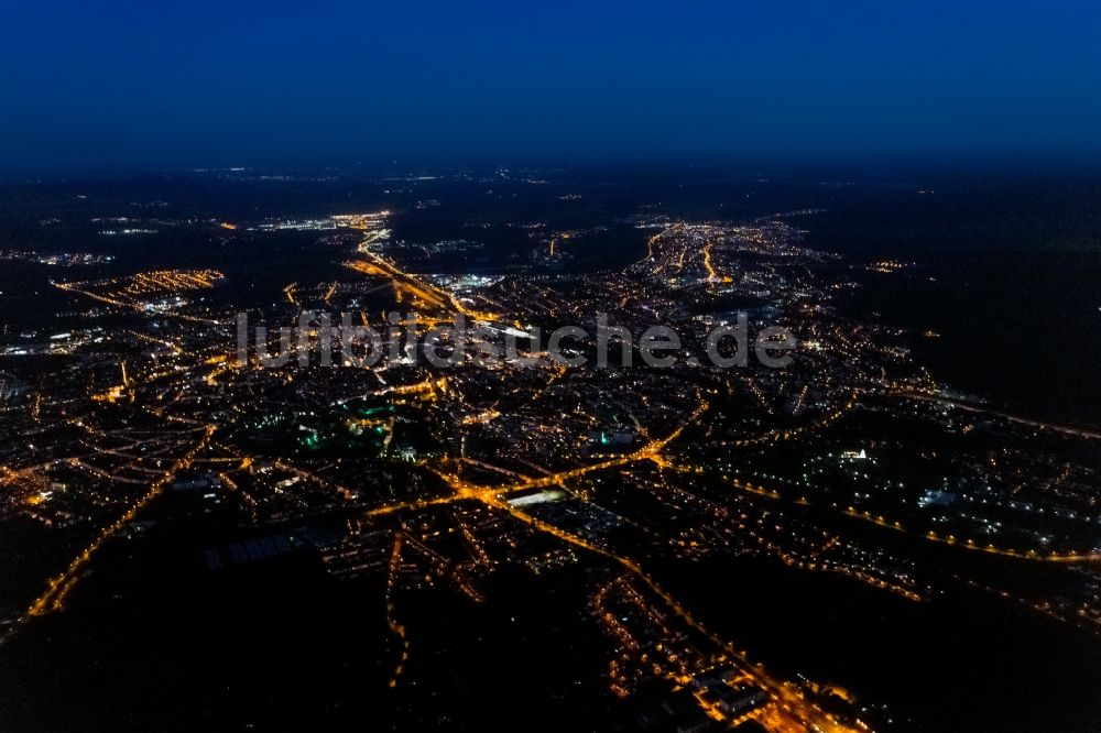 Nacht-Luftaufnahme Erfurt - Nachtluftbild Gesamtübersicht und Stadtgebiet mit Außenbezirken und Innenstadtbereich in Erfurt im Bundesland Thüringen, Deutschland