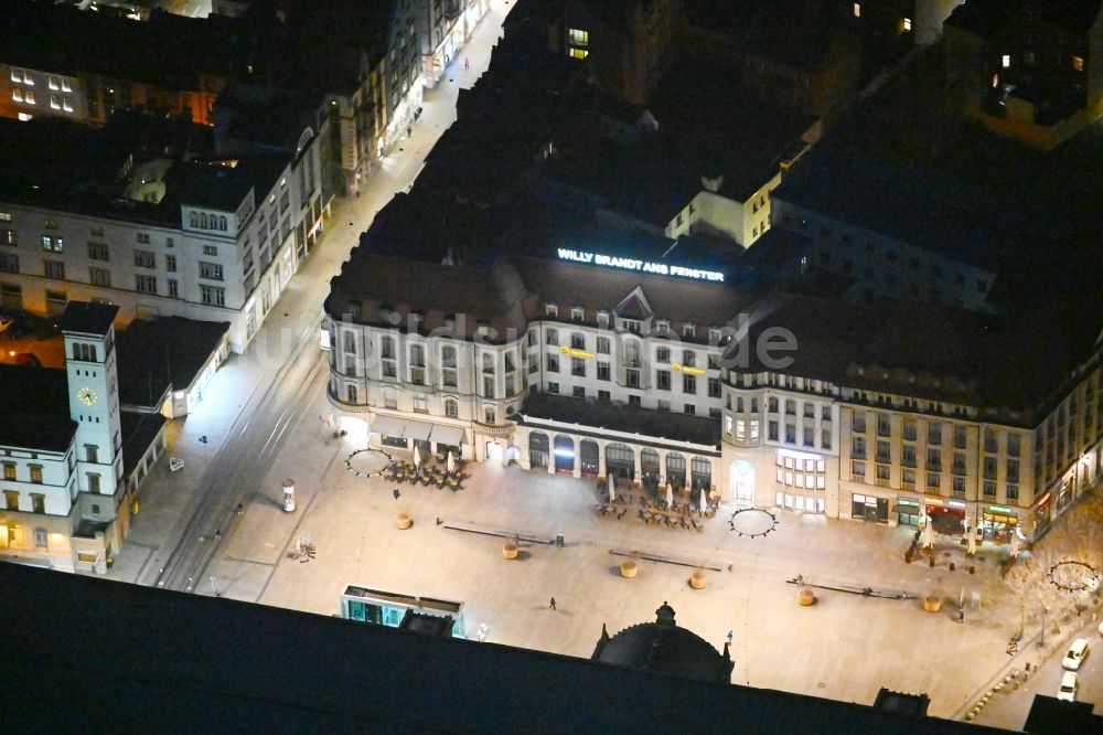 Nachtluftbild Erfurt - Nachtluftbild Geschäftshaus des geschichtsträchtigen ehemaligen Hotels Erfurter Hof am Willy-Brandt-Platz in Erfurt im Bundesland Thüringen, Deutschland