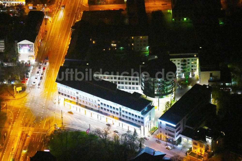 Nachtluftbild Leipzig - Nachtluftbild Geschäftshaus Gohils Arkaden im Ortsteil Gohlis in Leipzig im Bundesland Sachsen, Deutschland