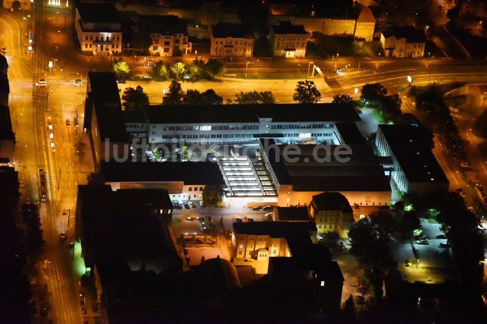 Nacht-Luftaufnahme Rostock - Nachtluftbild Geschäftshauses Lindenstraße - Ernst-Barlach-Straße in Rostock im Bundesland Mecklenburg-Vorpommern, Deutschland