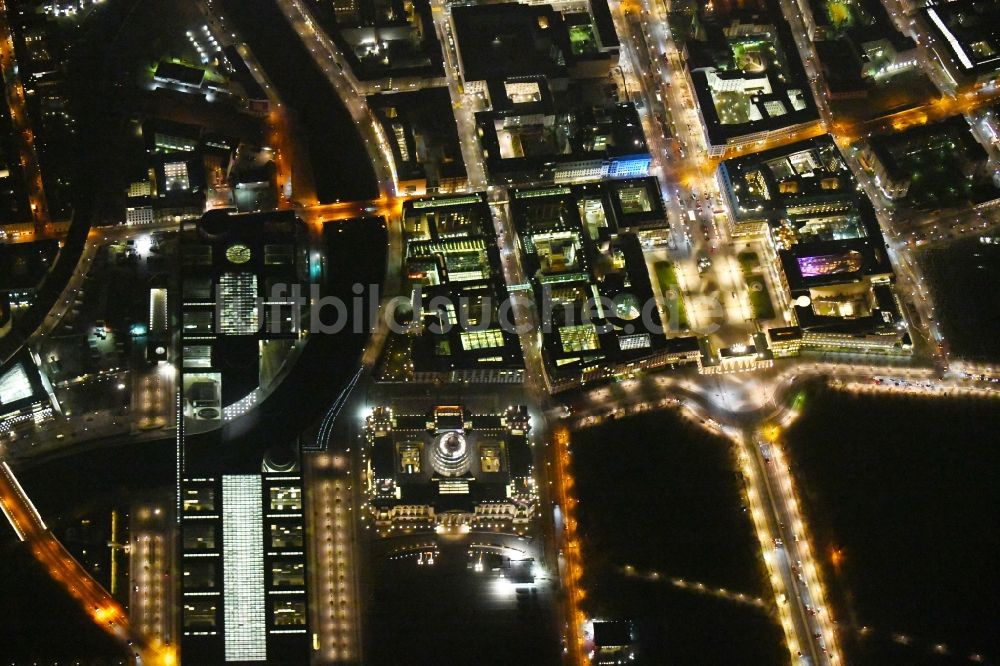 Nacht-Luftaufnahme Berlin - Nachtluftbild Geschichts- Denkmal Brandenburger Tor am Pariser Platz - Unter den Linden im Ortsteil Mitte in Berlin, Deutschland