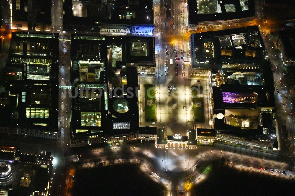 Berlin bei Nacht von oben - Nachtluftbild Geschichts- Denkmal Brandenburger Tor am Pariser Platz - Unter den Linden im Ortsteil Mitte in Berlin, Deutschland