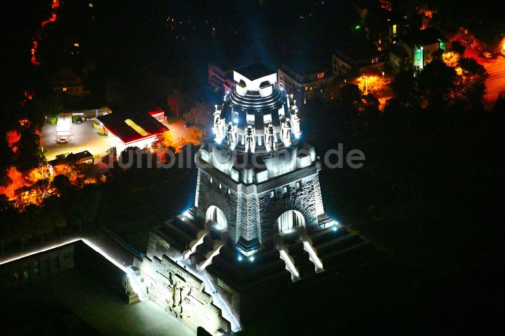 Leipzig bei Nacht aus der Vogelperspektive: Nachtluftbild Geschichts- Denkmal Völkerschlachtdenkmal in Leipzig im Bundesland Sachsen, Deutschland