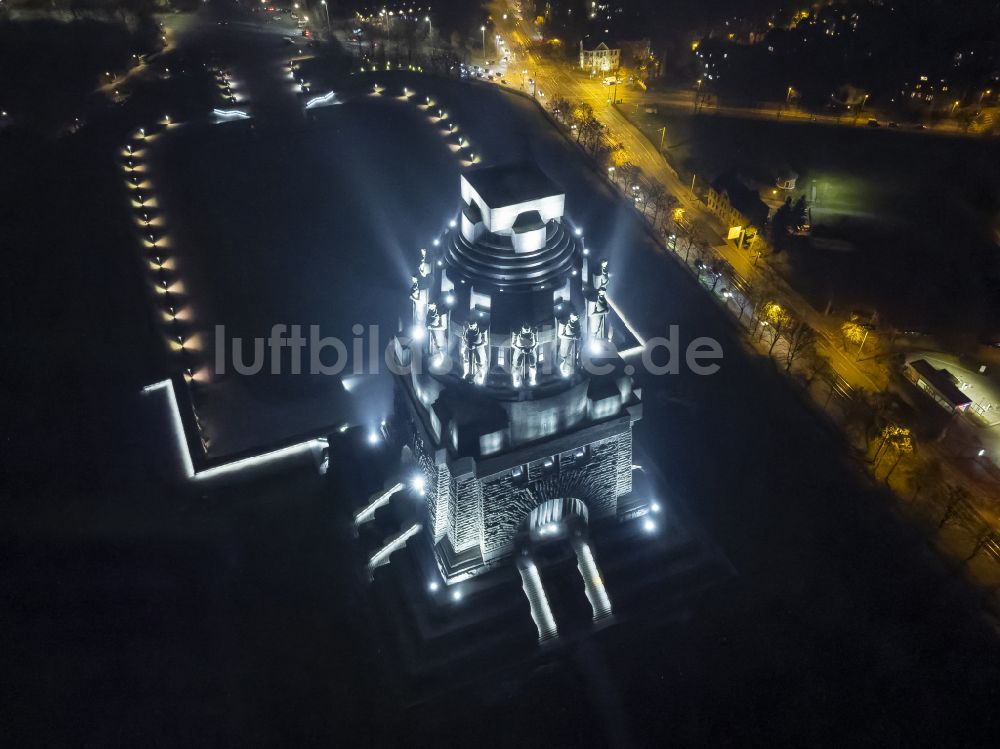 Leipzig bei Nacht von oben - Nachtluftbild Geschichts- Denkmal Völkerschlachtdenkmal in Leipzig im Bundesland Sachsen, Deutschland