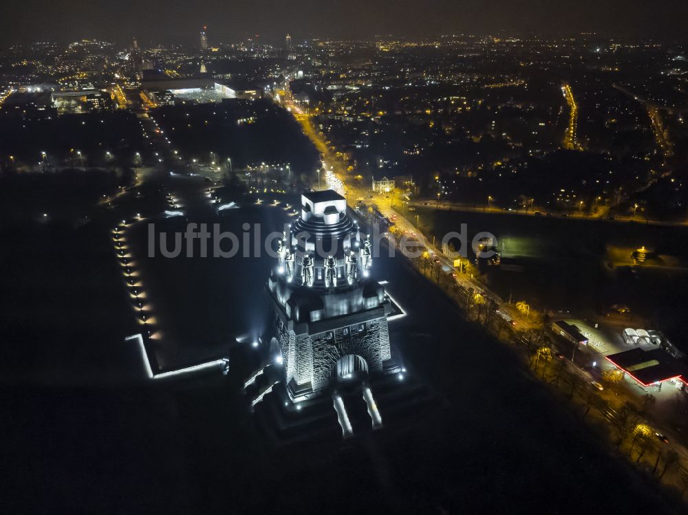 Leipzig bei Nacht aus der Vogelperspektive: Nachtluftbild Geschichts- Denkmal Völkerschlachtdenkmal in Leipzig im Bundesland Sachsen, Deutschland