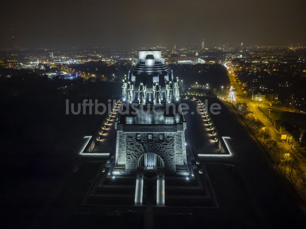 Leipzig bei Nacht von oben - Nachtluftbild Geschichts- Denkmal Völkerschlachtdenkmal in Leipzig im Bundesland Sachsen, Deutschland