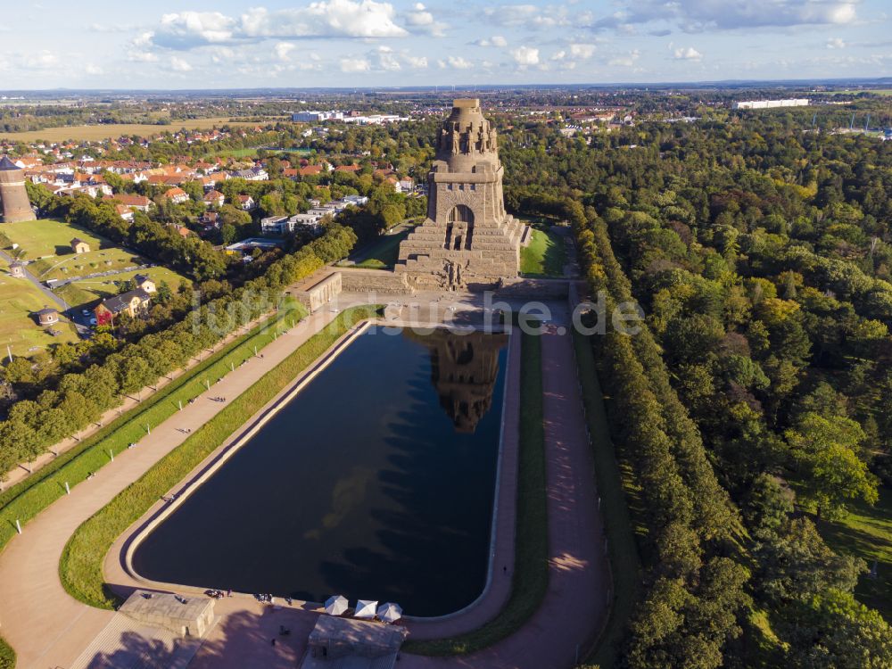 Leipzig bei Nacht aus der Vogelperspektive: Nachtluftbild Geschichts- Denkmal Völkerschlachtdenkmal in Leipzig im Bundesland Sachsen, Deutschland