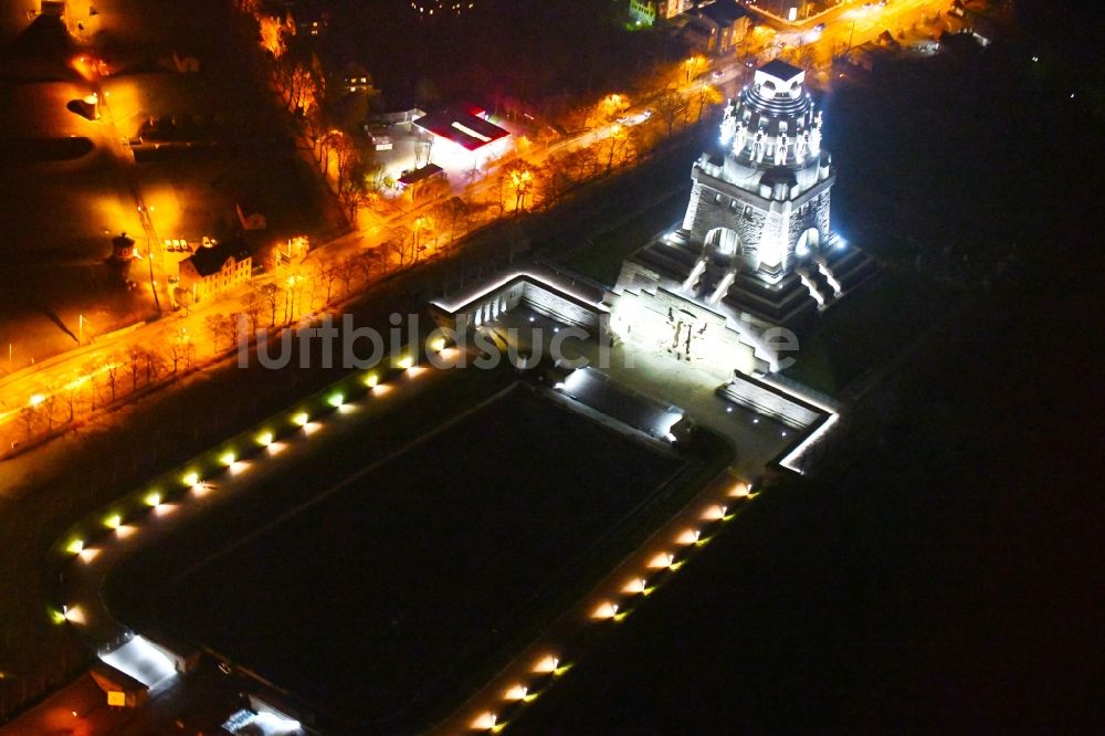 Leipzig bei Nacht aus der Vogelperspektive: Nachtluftbild Geschichts- Denkmal Völkerschlachtdenkmal an der Straße des 18. Oktober in Leipzig im Bundesland Sachsen, Deutschland