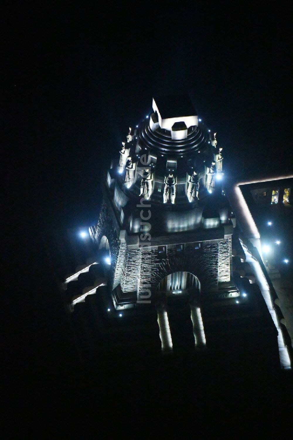 Leipzig bei Nacht von oben - Nachtluftbild Geschichts- Denkmal Völkerschlachtdenkmal an der Straße des 18. Oktober in Leipzig im Bundesland Sachsen, Deutschland