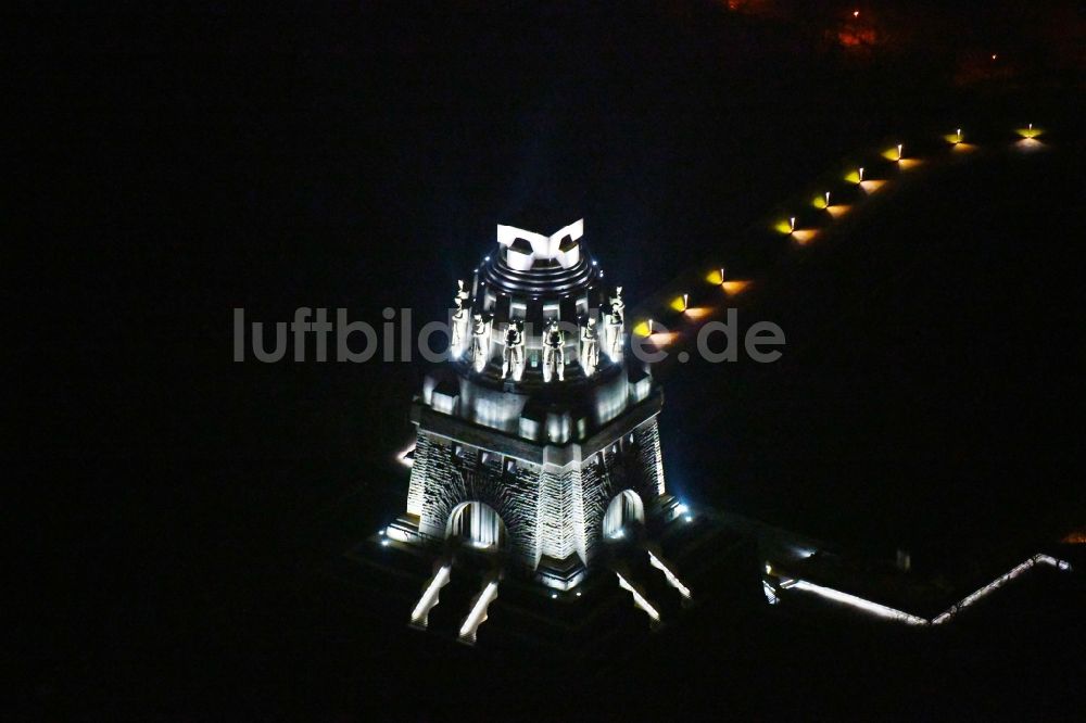 Leipzig bei Nacht von oben - Nachtluftbild Geschichts- Denkmal Völkerschlachtdenkmal an der Straße des 18. Oktober in Leipzig im Bundesland Sachsen, Deutschland