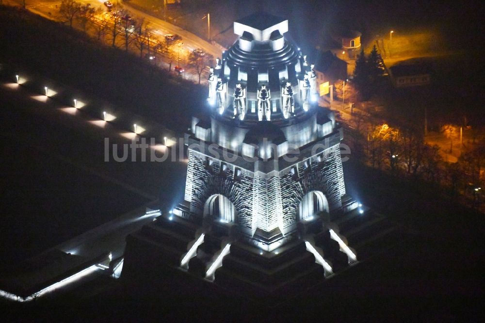 Nacht-Luftaufnahme Leipzig - Nachtluftbild Geschichts- Denkmal Völkerschlachtdenkmal an der Straße des 18. Oktober in Leipzig im Bundesland Sachsen, Deutschland