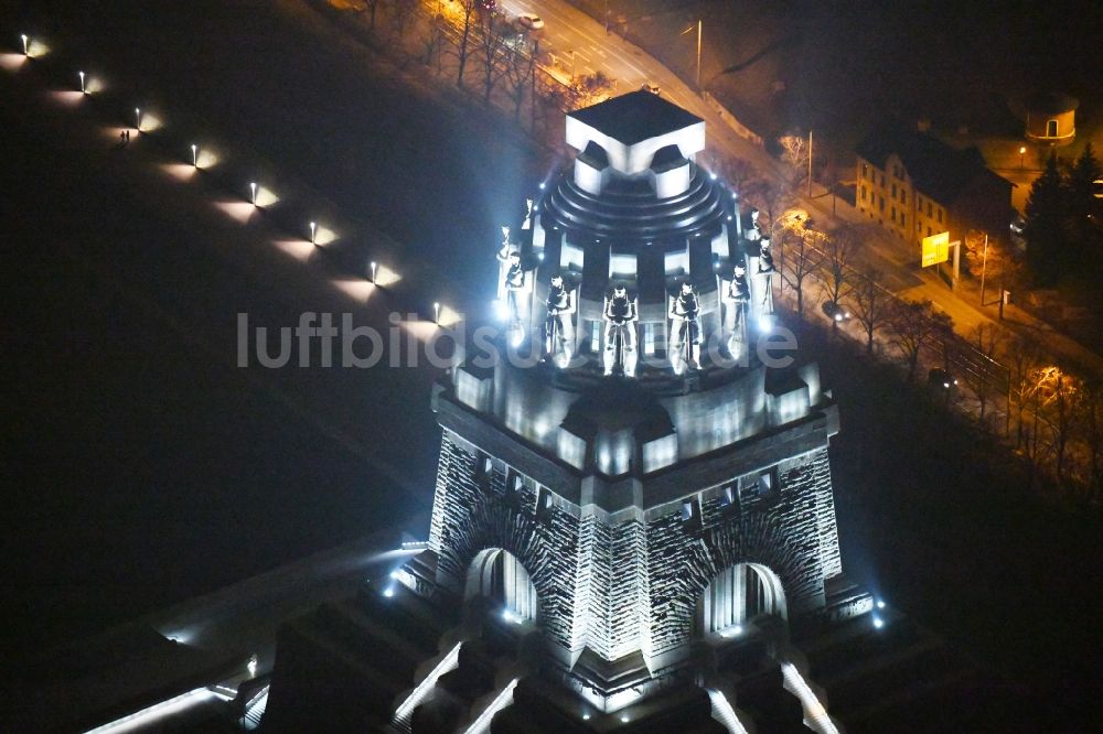 Leipzig bei Nacht von oben - Nachtluftbild Geschichts- Denkmal Völkerschlachtdenkmal an der Straße des 18. Oktober in Leipzig im Bundesland Sachsen, Deutschland