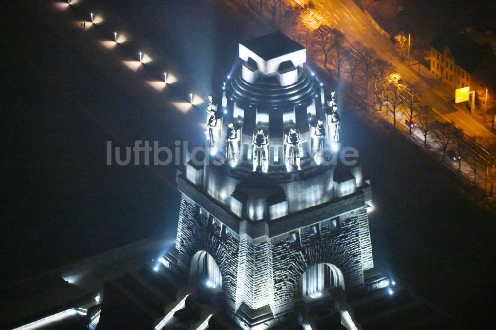 Leipzig bei Nacht aus der Vogelperspektive: Nachtluftbild Geschichts- Denkmal Völkerschlachtdenkmal an der Straße des 18. Oktober in Leipzig im Bundesland Sachsen, Deutschland