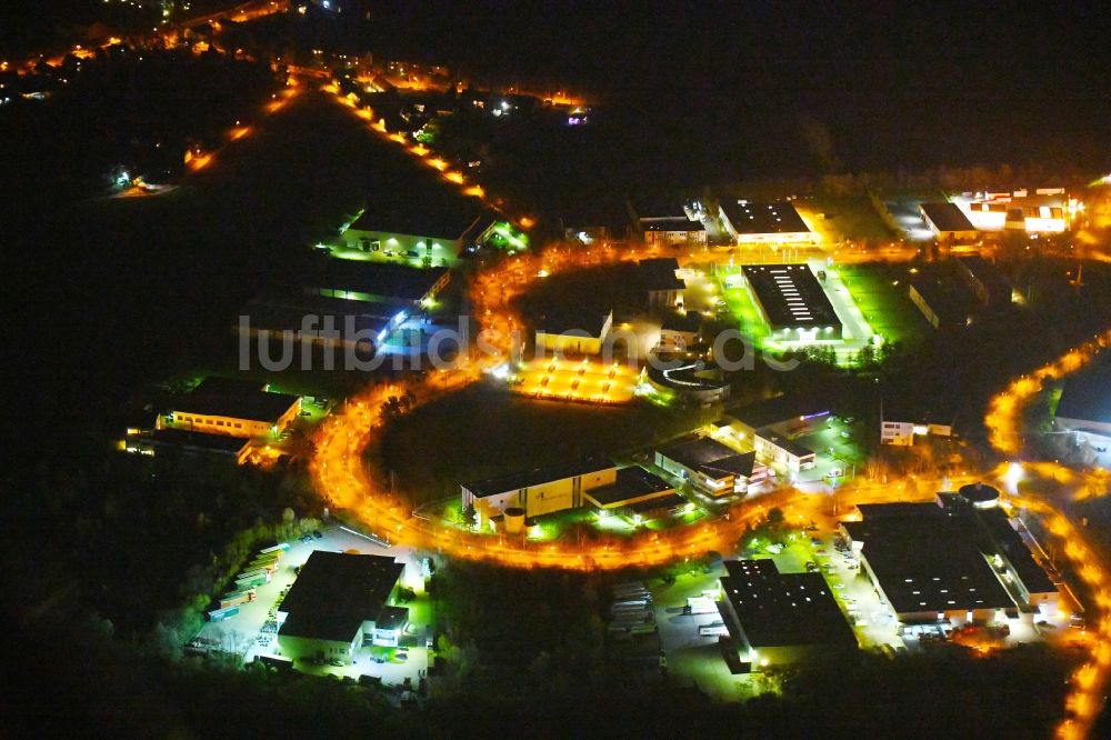 Ludwigsfelde bei Nacht von oben - Nachtluftbild Gewerbegebiet der Brandenburg Park Immobilien GmbH in Ludwigsfelde im Bundesland Brandenburg, Deutschland