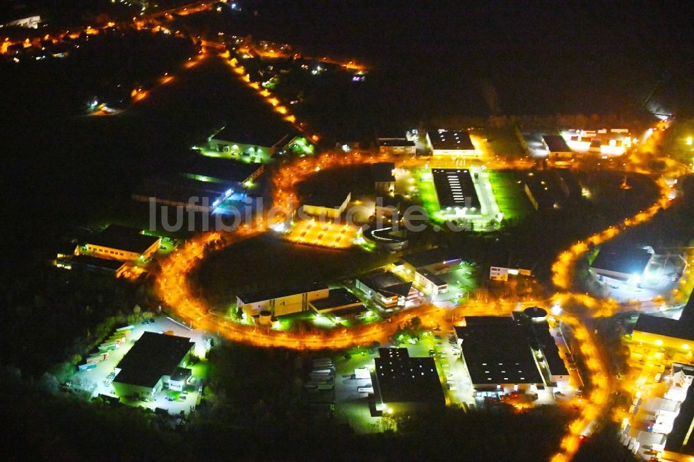 Ludwigsfelde bei Nacht aus der Vogelperspektive: Nachtluftbild Gewerbegebiet der Brandenburg Park Immobilien GmbH in Ludwigsfelde im Bundesland Brandenburg, Deutschland