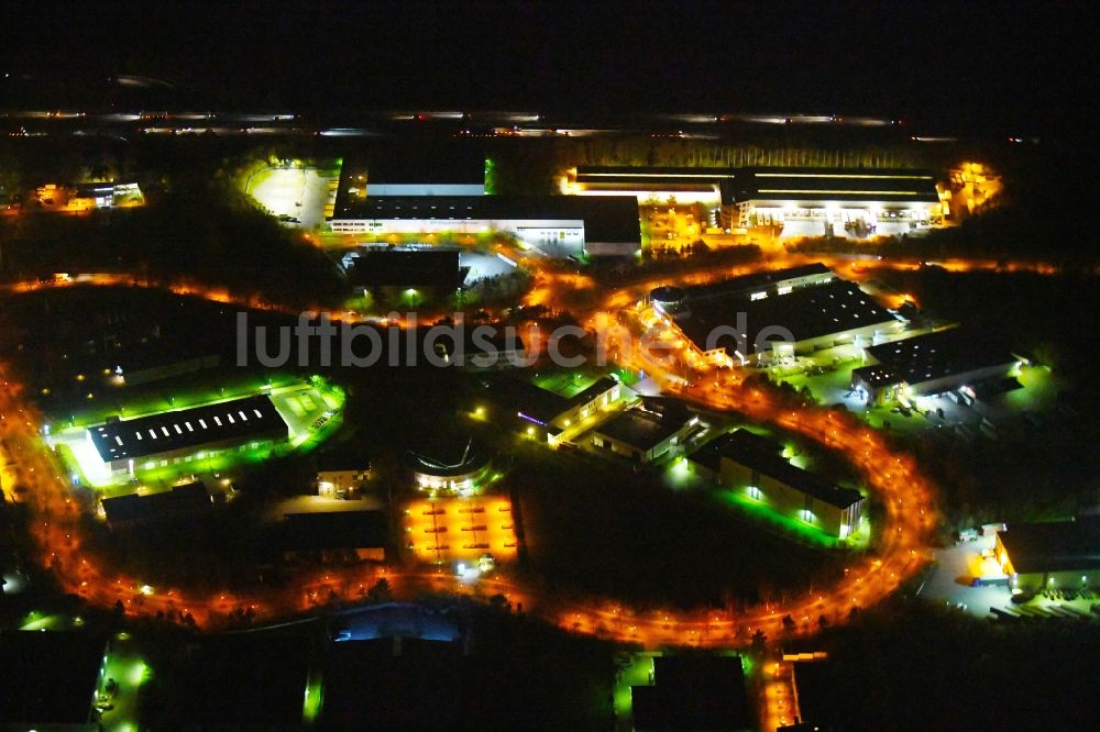 Ludwigsfelde bei Nacht von oben - Nachtluftbild Gewerbegebiet der Brandenburg Park Immobilien GmbH in Ludwigsfelde im Bundesland Brandenburg, Deutschland