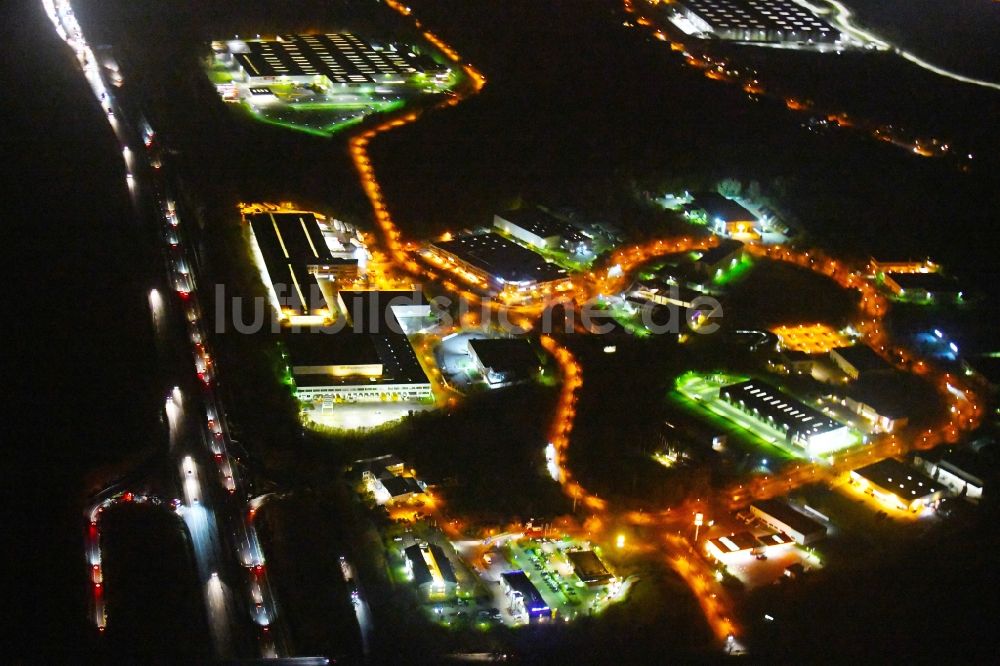 Ludwigsfelde bei Nacht aus der Vogelperspektive: Nachtluftbild Gewerbegebiet der Brandenburg Park Immobilien GmbH in Ludwigsfelde im Bundesland Brandenburg, Deutschland