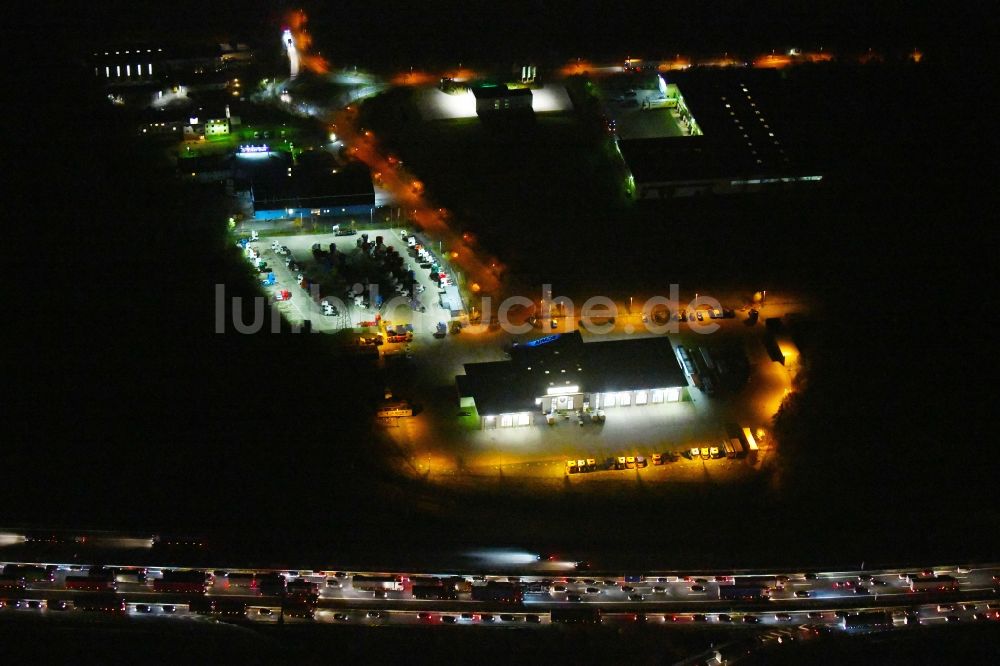 Nacht-Luftaufnahme Ludwigsfelde - Nachtluftbild Gewerbegebiet der Brandenburg Park Immobilien GmbH in Ludwigsfelde im Bundesland Brandenburg, Deutschland