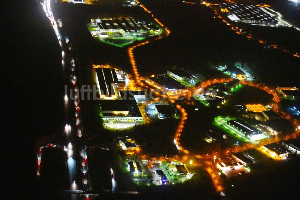 Ludwigsfelde bei Nacht aus der Vogelperspektive: Nachtluftbild Gewerbegebiet der Brandenburg Park Immobilien GmbH in Ludwigsfelde im Bundesland Brandenburg, Deutschland