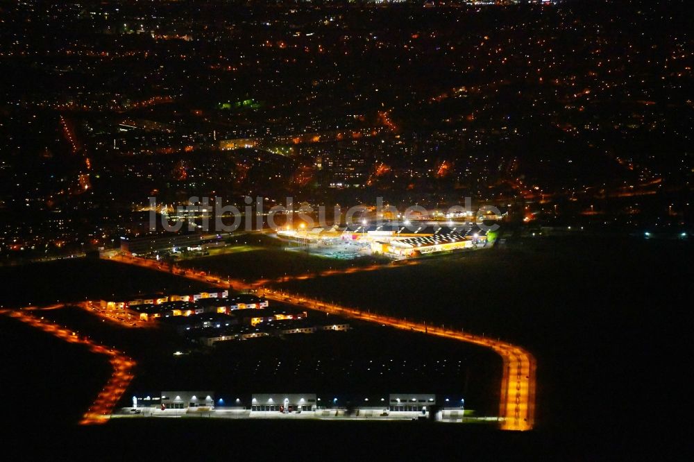 Berlin bei Nacht von oben - Nachtluftbild Gewerbegebiet Business Park Berlin an der Alexander-Meißner-Straße in Berlin, Deutschland