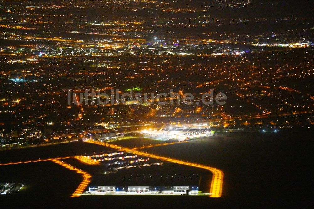 Berlin bei Nacht aus der Vogelperspektive: Nachtluftbild Gewerbegebiet Business Park Berlin an der Alexander-Meißner-Straße in Berlin, Deutschland