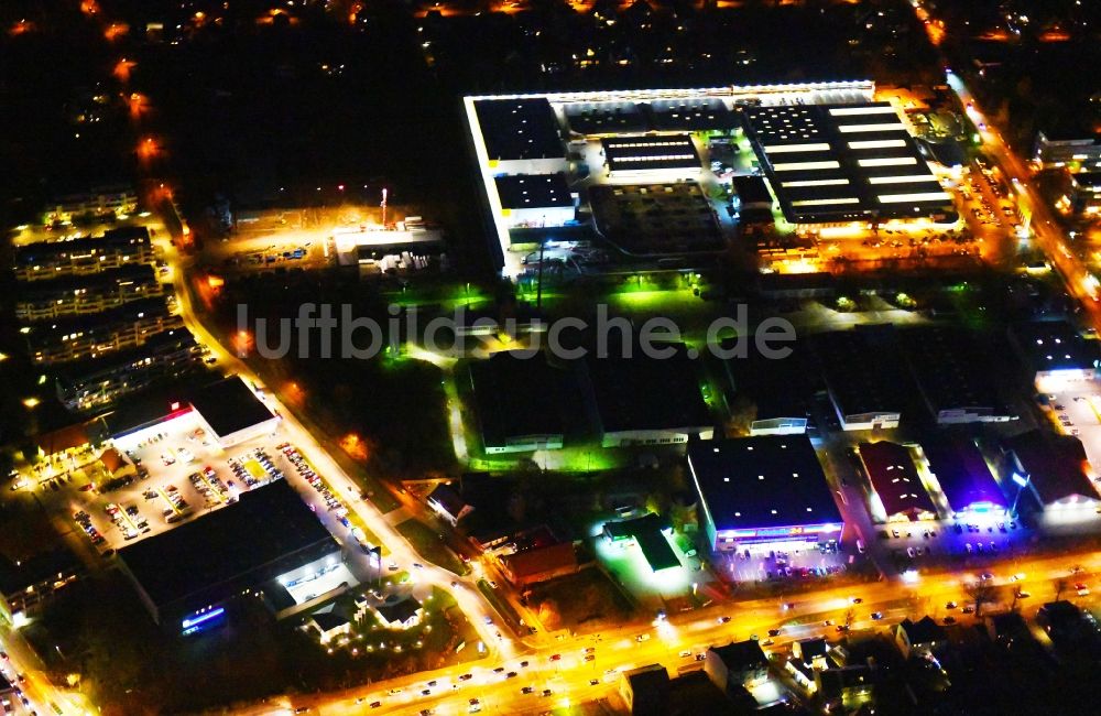 Berlin bei Nacht von oben - Nachtluftbild Gewerbegebiet entlang der Straße Alt-Mahlsdorf im Ortsteil Mahlsdorf in Berlin, Deutschland