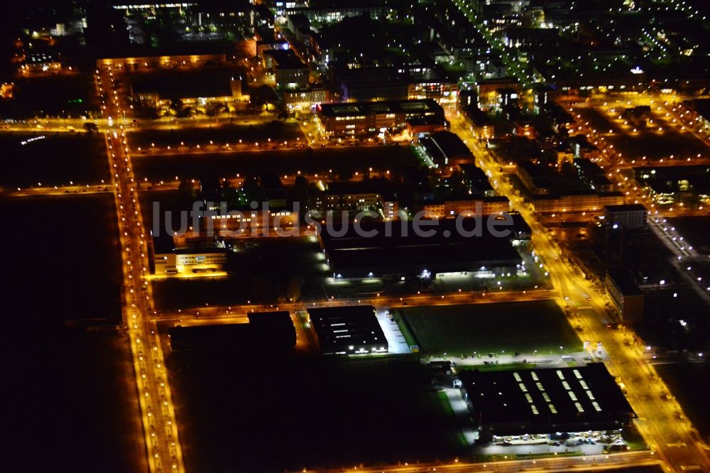 Berlin bei Nacht von oben - Nachtluftbild Gewerbegebiet auf dem Gelände des ehemaligen Flugplatz Johannisthal in Berlin