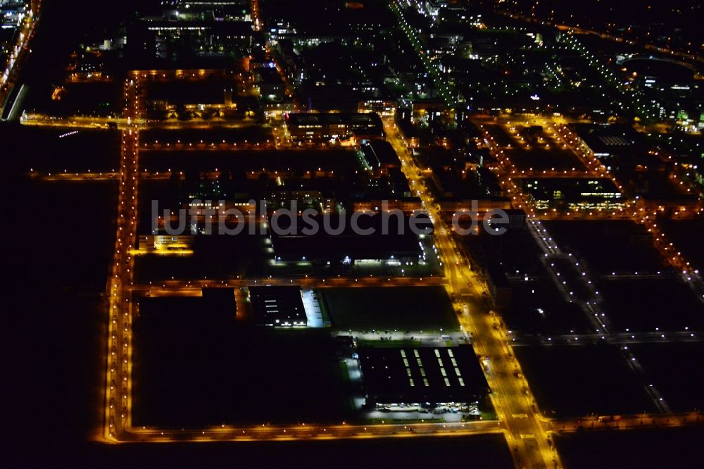 Berlin bei Nacht aus der Vogelperspektive: Nachtluftbild Gewerbegebiet auf dem Gelände des ehemaligen Flugplatz Johannisthal in Berlin