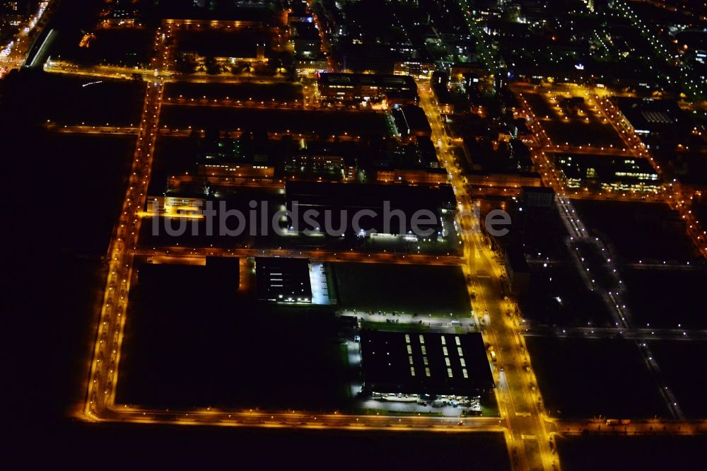 Nachtluftbild Berlin - Nachtluftbild Gewerbegebiet auf dem Gelände des ehemaligen Flugplatz Johannisthal in Berlin