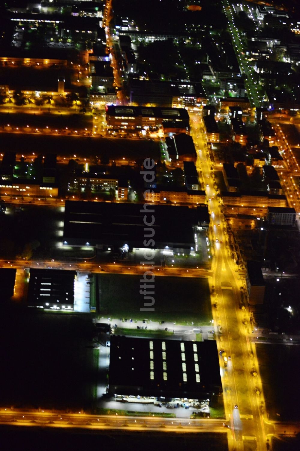 Nacht-Luftaufnahme Berlin - Nachtluftbild Gewerbegebiet auf dem Gelände des ehemaligen Flugplatz Johannisthal in Berlin