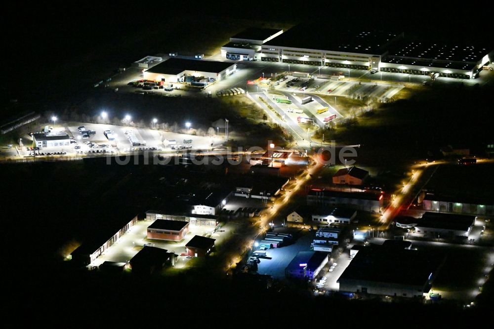 Nacht-Luftaufnahme Neudietendorf - Nachtluftbild Gewerbegebiet an der Kornhochheimer Straße in Neudietendorf im Bundesland Thüringen, Deutschland