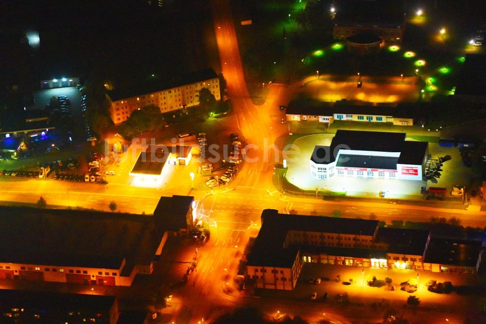 Güstrow bei Nacht von oben - Nachtluftbild Gewerbegebiet Rostocker Chaussee in Güstrow im Bundesland Mecklenburg-Vorpommern, Deutschland