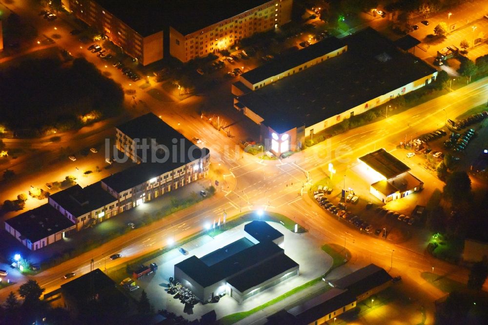 Güstrow bei Nacht von oben - Nachtluftbild Gewerbegebiet Rostocker Chaussee in Güstrow im Bundesland Mecklenburg-Vorpommern, Deutschland