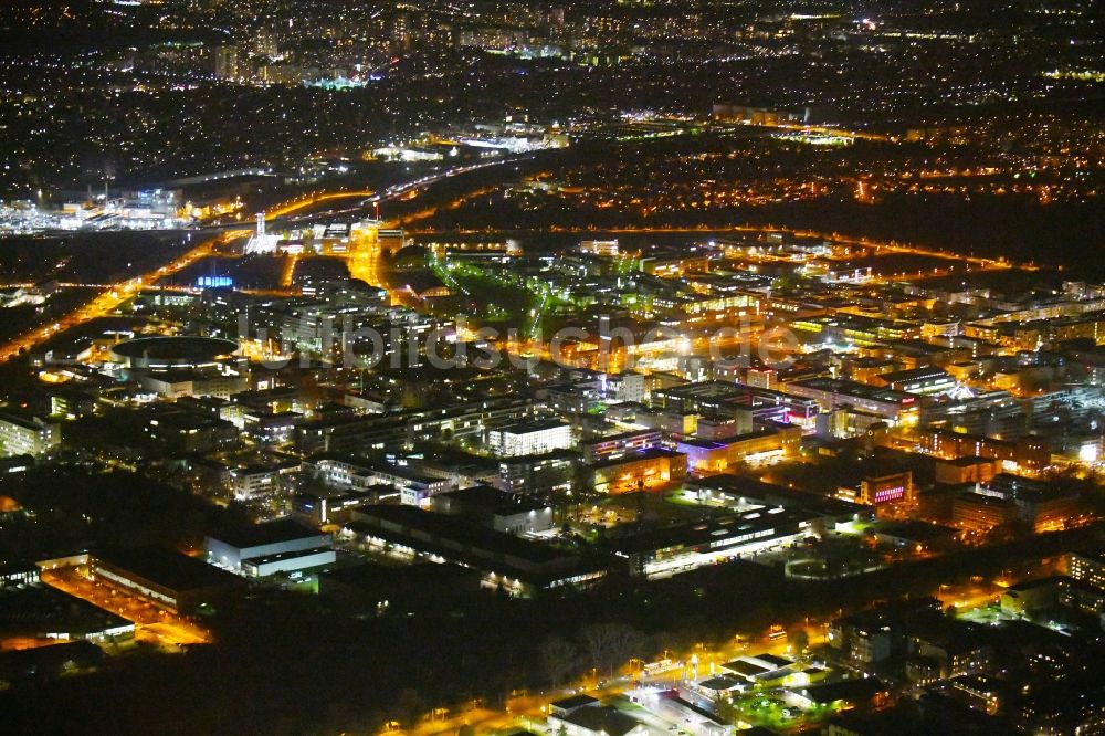 Berlin bei Nacht von oben - Nachtluftbild Gewerbegebiet Technologiepark Adlershof im Ortsteil Adlershof - Johannisthal in Berlin, Deutschland