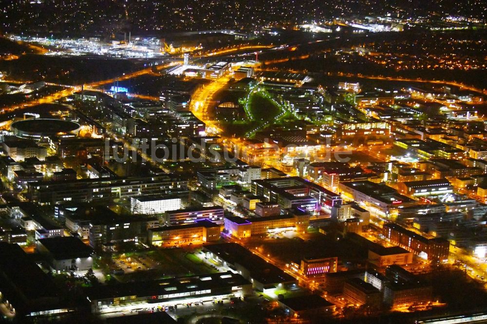 Berlin bei Nacht aus der Vogelperspektive: Nachtluftbild Gewerbegebiet Technologiepark Adlershof im Ortsteil Adlershof - Johannisthal in Berlin, Deutschland