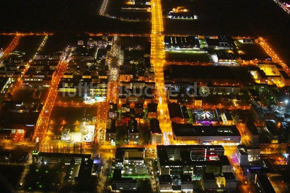 Nacht-Luftaufnahme Berlin - Nachtluftbild Gewerbegebiet Technologiepark Adlershof im Ortsteil Adlershof - Johannisthal in Berlin, Deutschland