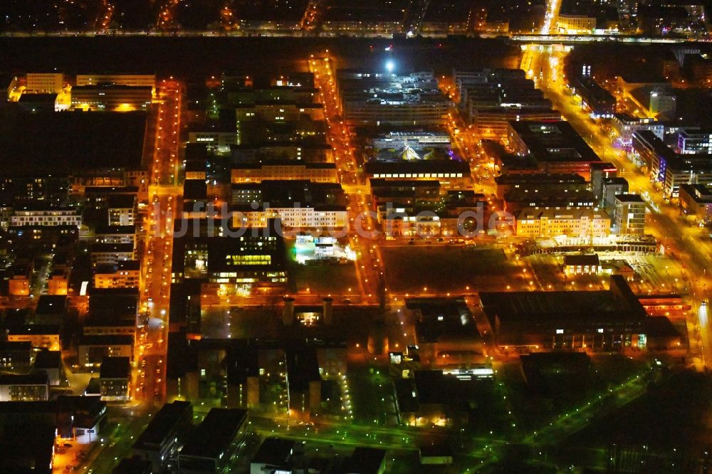 Berlin bei Nacht aus der Vogelperspektive: Nachtluftbild Gewerbegebiet Technologiepark Adlershof im Ortsteil Adlershof - Johannisthal in Berlin, Deutschland