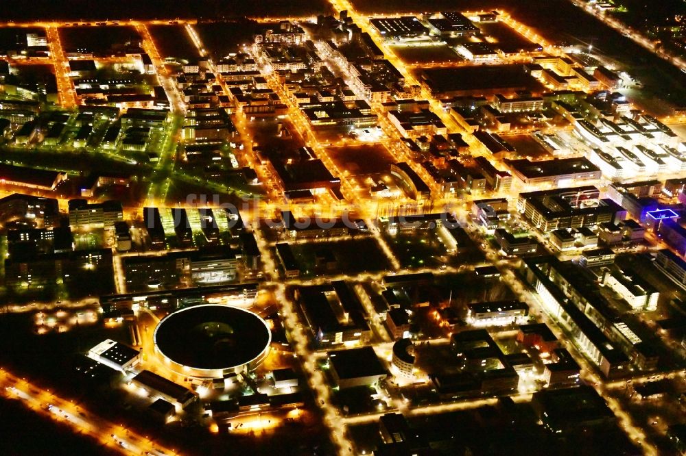 Nacht-Luftaufnahme Berlin - Nachtluftbild Gewerbegebiet Technologiepark Adlershof im Ortsteil Adlershof - Johannisthal in Berlin, Deutschland