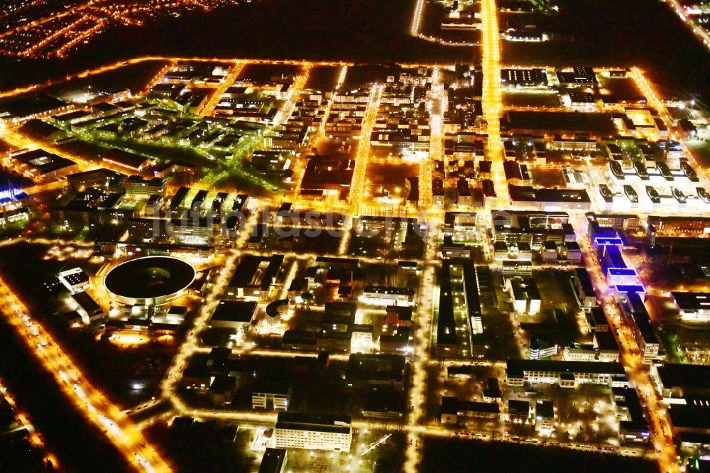 Berlin bei Nacht aus der Vogelperspektive: Nachtluftbild Gewerbegebiet Technologiepark Adlershof im Ortsteil Adlershof - Johannisthal in Berlin, Deutschland