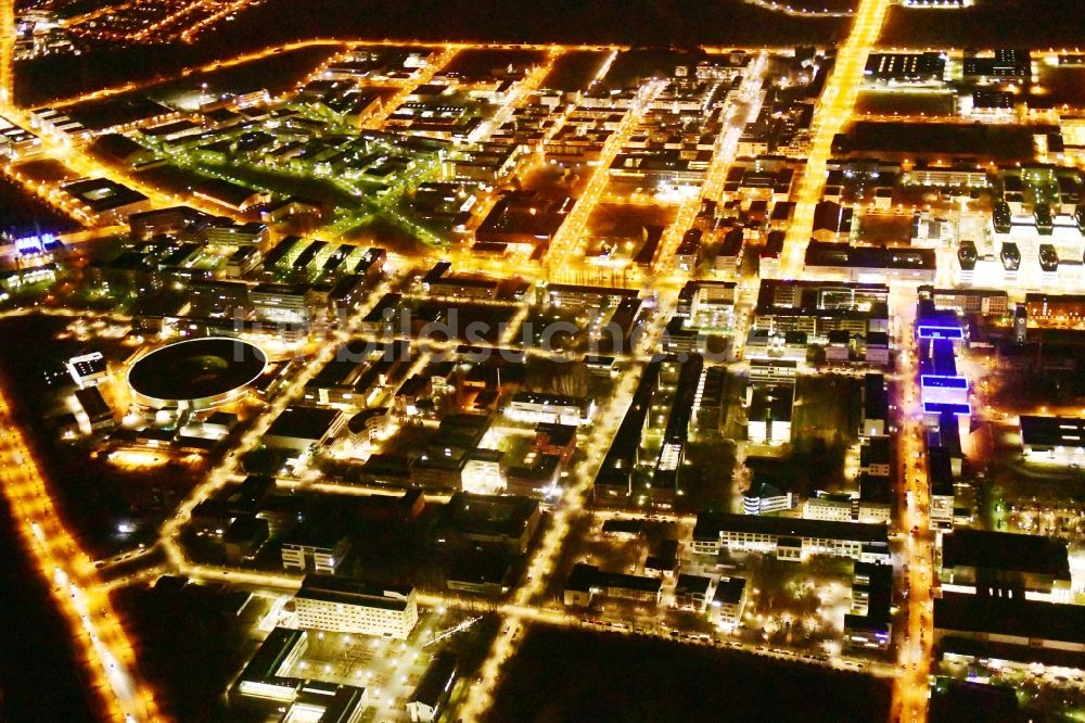 Nacht-Luftaufnahme Berlin - Nachtluftbild Gewerbegebiet Technologiepark Adlershof im Ortsteil Adlershof - Johannisthal in Berlin, Deutschland