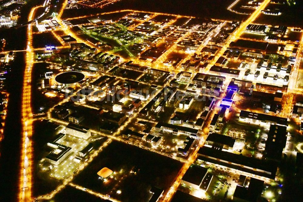 Berlin bei Nacht von oben - Nachtluftbild Gewerbegebiet Technologiepark Adlershof im Ortsteil Adlershof - Johannisthal in Berlin, Deutschland