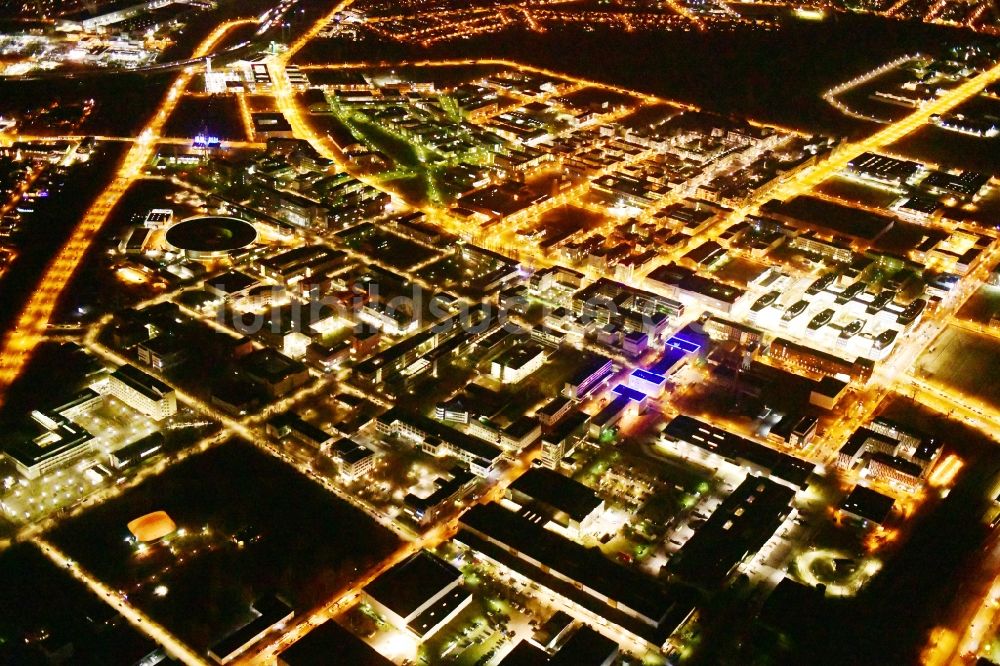 Nacht-Luftaufnahme Berlin - Nachtluftbild Gewerbegebiet Technologiepark Adlershof im Ortsteil Adlershof - Johannisthal in Berlin, Deutschland