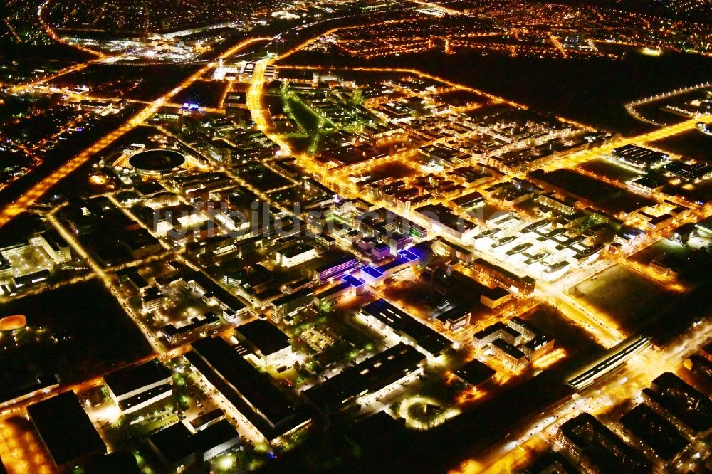 Berlin bei Nacht aus der Vogelperspektive: Nachtluftbild Gewerbegebiet Technologiepark Adlershof im Ortsteil Adlershof - Johannisthal in Berlin, Deutschland