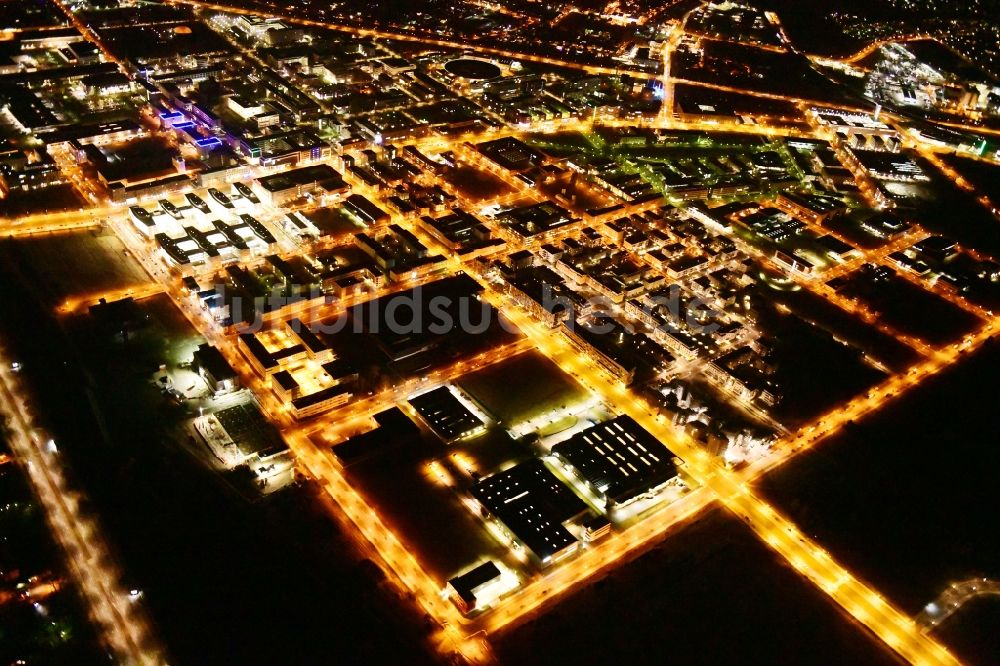 Berlin bei Nacht von oben - Nachtluftbild Gewerbegebiet Technologiepark Adlershof im Ortsteil Adlershof - Johannisthal in Berlin, Deutschland